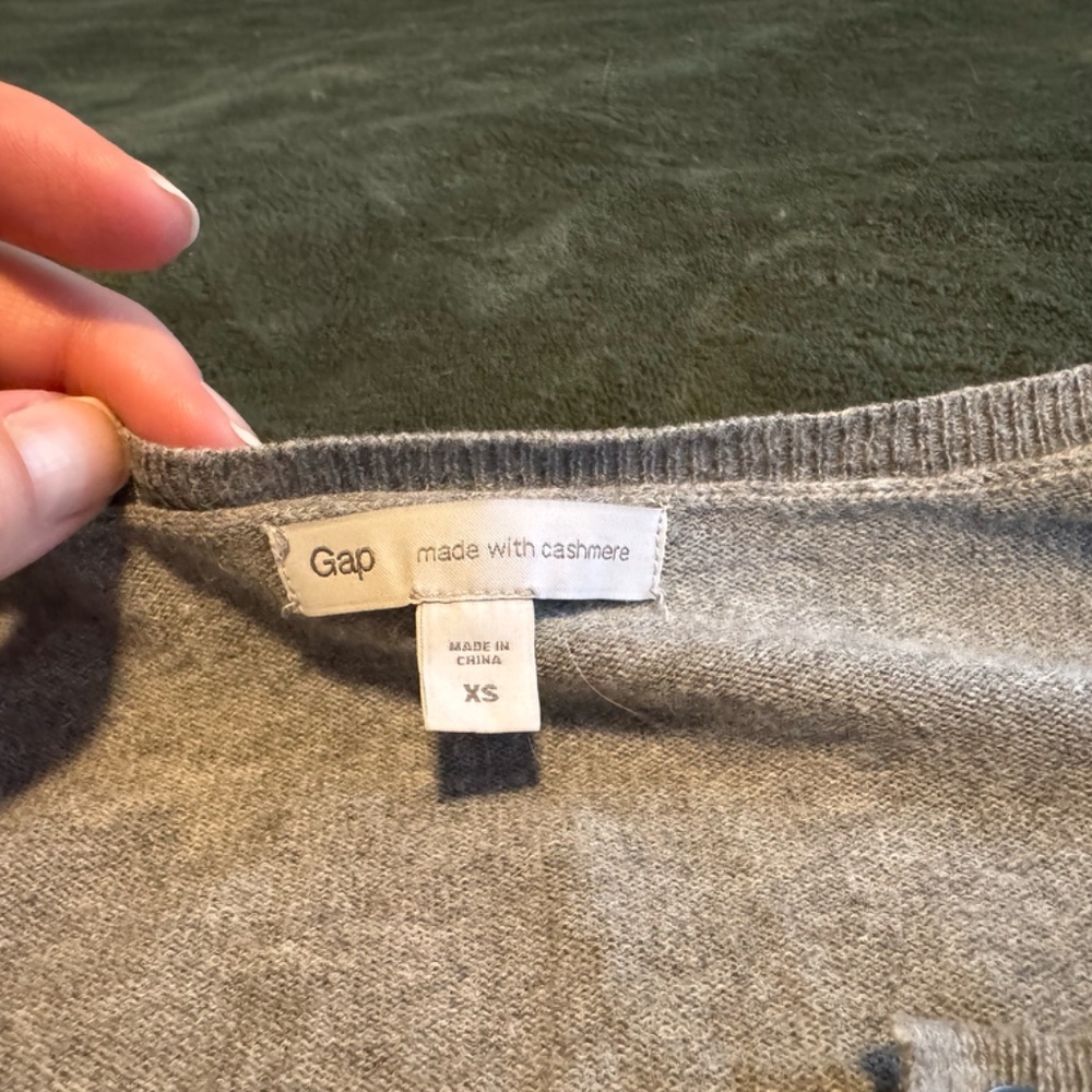Gap Women's Long Sleeve Super Soft Gray Cashmere Lightweight Sweater Size XS - Picture 6 of 8